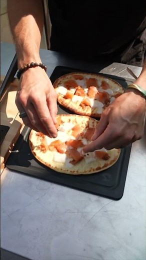 Comment faire la meilleure pizza au saumon fumé!🔥🔥 #bbq #bbqmeat #bbqlife #food #barbecue #foodies