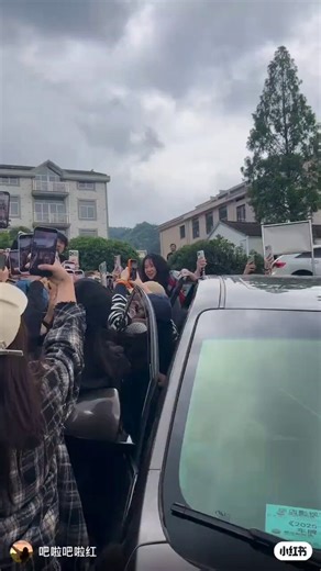 CHAOS! 🙀I think fans need to be careful & more organised. We do not want the agency to block access to #DengKai for his safety. 😅I wonder if that guy is a fanboy, I think he jumped in and helped clear the way for Kai. Go go!👍💪 Where is security? 😅#เติ้งข่าย #등개 #鄧凱