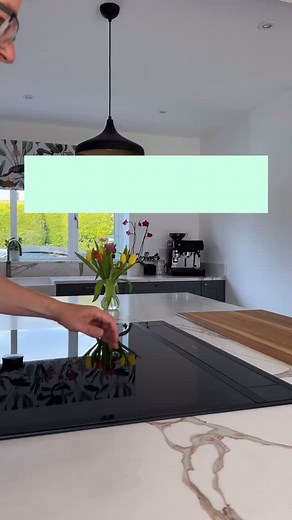 Płyta indukcyjna bez klasycznego okapu? To rozwiązanie zaskakuje – i działa! Zintegrowany pochłaniacz i wysuwana szyba, która chroni ścianę przed tłustymi osadami, to funkcjonalność i nowoczesność w jednym. Idealne do kuchni z wyspą lub otwartym planem – bez kompromisów w estetyce. ✨ To rozwiązanie 2 w 1 to nie tylko oszczędność miejsca, ale też czysty design. 💬 To jak – mogłabyś/mógłbyś mieć taką płytę u siebie? Napisz w komentarzu! 📲 Obserwuj nas po więcej pomysłów na nowoczesne wnętrza! . .