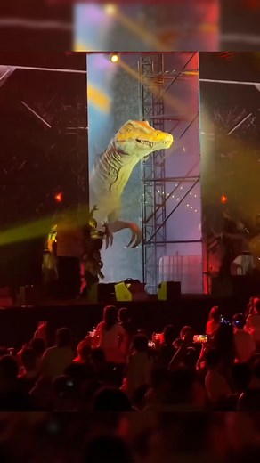 The Spinosaurus exhibition tour For Halloween activities stunning appearance! #Halloweenprops #Dinosaurexhibition #Jurassicexhibition #Halloweenparade #Halloweendecoration #animatronicdinosaur #animatronicSpinosaurus | Jeff Gan