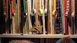 ◎mt school和歌山教室 最終日イベントのお知らせ いよいよ明日で最終日を迎える、和歌山教室。 お盆期間の暑い中、たくさんの方にお越しいただき ありがとうございます！ 最終日は奈良に引き続き、アニメーションスープさんといっしょに コマ撮りムービー作りを体験できますよ。 奈良のみなさんと制作したストーリーはここまで完成しました。 さあ、明日は和歌山会場で続きをいっしょに作りましょう。 子どもさんも参加できます。よい経験になると思いますよ。 参加費無料、ご予約も不要です。 お気軽にお越しください。 ８／１６（火） 会場：一灯舎 １０：００〜１７：００ 撮影会 １８：００ 上映会 | mt.maskingtape