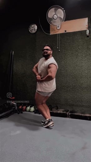 Lighting is not well but still looks quite good #posing #bodybuilder #gym #youtuneshorts #fitness