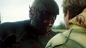 Flash Negro matando o Flash Reverso no 2x17. | Heróisverso Brasil