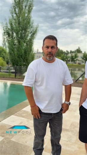 🏝 Piscina New Pool en El Principado Donde el diseño se encuentra con la elegancia absoluta ✨ 🔹 Pileta de 11 x 5 m diseñada para nadar, relajar y disfrutar cada rincón. 🔹 Revestimiento completo en Travertino Turco, un nivel de sofisticación que eleva todo el entorno 🤍 🔹 Iluminación LED que transforma las noches en un espectáculo. 🔹 Desborde finlandés, ese toque perfecto de agua infinita que enamora a primera vista 🌊 🔹 Caldera, para extender la temporada y disfrutarla todo el año. 🔹 Yakuz