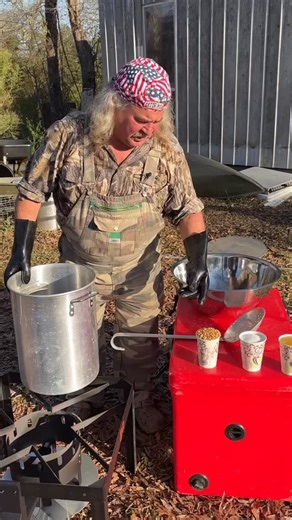 LoCo Cookers on Instagram: "Our cookers are so versatile you can make SO many different things with them. @brucethealligatorman shows how to make kettle corn using a LoCo stand and pot- mmm mmm good! #kettlecorn #sweetpopcorn #lococookers"