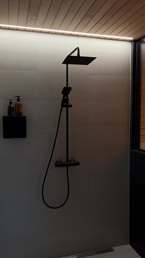 Kylpyhuone ennen & jälkeen 🖤 Uusi minimalistinen Nakan suihkuhylly