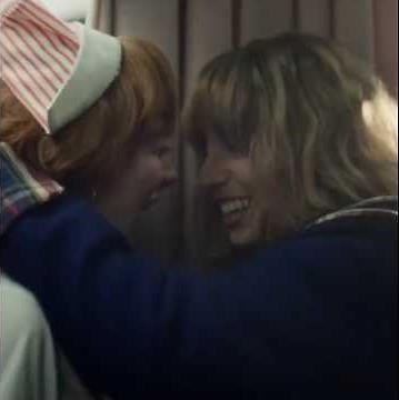 Robin and Vickie Kissing ~ Stranger Things S5 Ep 1 #strangerthings #strangerthings5