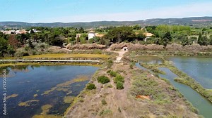 Vue aérienne de la Ballade des Pontons de Peyriac de Mer, Aude, Occitanie, Etang de Bages-Sigean