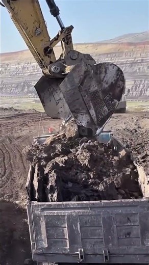 CAT 352F FULL POWER Loading Overburden! 🔥 #earthmoving