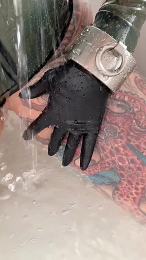 Der Stahlmeister Rolf on Instagram: "Bei dem Wetter hilft nur eine Dusche! Natürlich könnt ihr mit unseren Edelstahl Hand u. Fußfesseln und Halsbänder und Bauchgürtel auch duschen! Alles auf Maß! Viel Spaß @miss_artfigure in #blacklatex with #stainlesssteel #collar and #cuff #enjoyyourlive , was sagt ihr dazu? Duschen mit Schmuck oder nicht?"