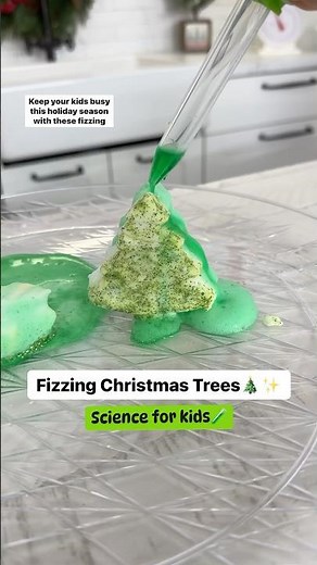 DIY fizzing Christmas tree experiment 🧪🎄 #scienceforkids