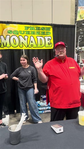 Celebrities making fresh squeeze lemonade ￼