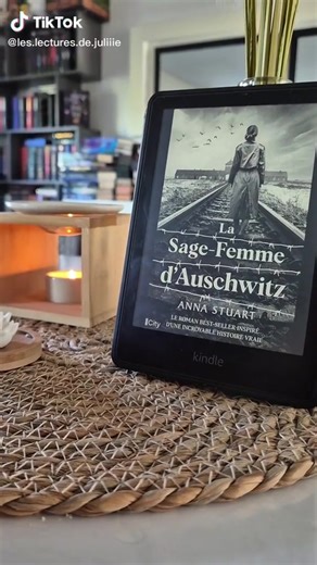 📚 La sage-femme d’Auschwitz – Anna Stuart Il existe des livres qui ne se lisent pas seulement avec les yeux, mais avec le cœur et la conscience. La sage-femme d’Auschwitz fait partie de ceux-là. Dans l’enfer du camp, là où la peur, la souffrance et la mort règnent en maîtres, certaines femmes ont pourtant continué à résister d’une manière presque inimaginable : en protégeant la vie. Ce roman, inspiré de faits réels, raconte le courage silencieux de celles qui ont refusé de laisser l’inhumanité 