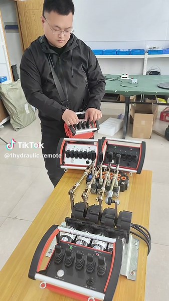 Waterproof radio remote control for hydraulic crane with CE certificate Crane truck, concrete pump truck, aerial work truck#crane #grúa #joysticks #radio #spider #crawler #drilling #Vinç #guindastes #kran #Vinç #XCMG #Palfinger #PM #FASSI #SANY #HIAB #zoomlion #EFFER #spidercrane #drilling #skidsteer #remotecontrolcraneoperator #Remotecontrolofliftingtruck #Constructioncompany #decorationcompany #engineeringmachinery #build #Remotecontrolofliftingtruck