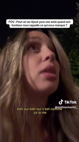 Est-ce qu’on peut être heureuse pour quelqu’un quand son bonheur nous rappelle tout ce qui nous manque ? Annoncer une grossesse, c’est parfois partager son bonheur avec quelqu’un à qui cette annonce rappelle ce qui lui manque. Et trouver sa place entre la joie de ce moment et la douleur de l’autre n’est pas toujours simple. On peut comprendre la douleur de quelqu’un sans devoir éteindre sa propre joie. Et parfois, dans ces moments-là, on réalise aussi à quel point c’est précieux d’avoir des amie