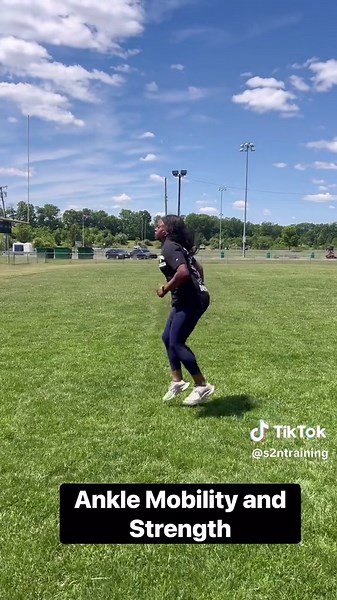 SPLIT JUMPS 🙋🏽‍♀️⚡️ Helps Improve Stability, Power, strength, muscular coordination, vertical jump Strengthens the Hip Flexors and opens them up, Increases ankle mobility and ankle stiffness… Great Drill that also helps with the knee drive and focusing on not getting that foot in front of you. Keep the feet underneath you as you land. #splitjumps #longjump #longjumpdrills #jumperdrills