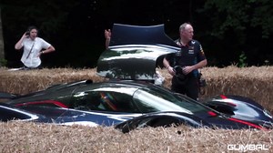 Course extrême : une voiture de compétition à pleine vitesse