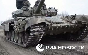 俄军南部军区T-72B主战坦克炮击阵地