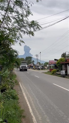 ONGOING EXPLOSIVE ERUPTION SA KANLAON VOLCANO Kasalukuyang sitwasyon ng Kanlaon Volcano sa Negros Island matapos maitala ng DOST-PHIVOLCS ang isang “ongoing explosive eruption” sa bulkan hapon ngayong Huwebes, Feb. 19. 🎥: Gwen Morgan | News5