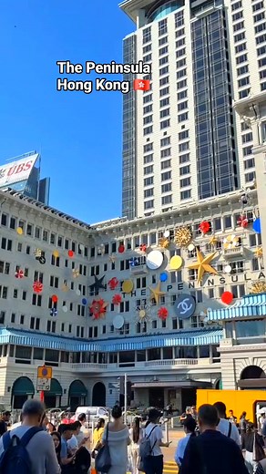 Christmas decorations at peninsula hotel. Hong Kong 🇭🇰 #thepeninsulahongkong #hongkong #christmasdecor #christmasvibes @highlight | Fahmida Kazi