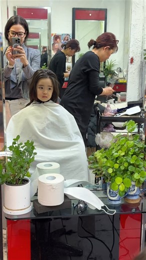 Louis, Luna, Lumi on Instagram: "She’s not so convinced … 💇‍♀️ 살짝 긴장 ? ㅎㅎㅎ"