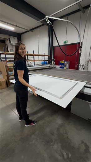 Nikkel Art on Instagram: "Zwart. Goud. Diepte. Dit plexiglas schilderij uit onze zwart goud collectie is pure elegantie aan de muur. Denk aan een rustige woonkamer waar dit beeld het middelpunt vormt. Of een hal die meteen luxe en karakter uitstraalt zodra je binnenkomt. Het glanzende oppervlak vangt het licht en laat het kunstwerk telkens anders leven. Een statement zonder woorden — tijdloos, krachtig en volledig op maat gemaakt. #plexiglasschilderij #zwartgoud #wanddecoratie #woonkamerinspirat