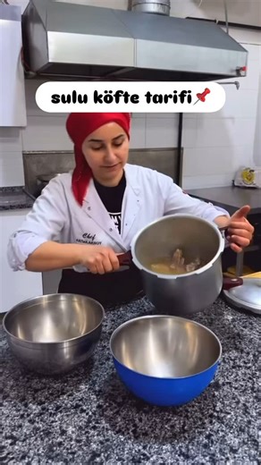 fatma aksoy on Instagram: "sonunda sulu köfte tarifi geldi kızlar😇 #suluköfte Bu köfteyi bulgursuz ,sade kıyma ve baharatları ilede yapabilirsiniz. SULU KÖFTE TARİFİ MALZEMELERİ📌 (6 kişilik ) 1️⃣500 Gr köftelik dana kıyma 2️⃣bir buçuk su bardağı ince bulgur 3️⃣1 tatlı kaşığı kırmızı toz biber 4️⃣1 çay kaşıgı karabiber 5️⃣1 tatlı kaşığı pul biber 6️⃣2 tane orta boy rendelenmiş kuru sogan 7️⃣1-2 parça kuru reyhan 8️⃣Tuz 9️⃣1 tane yumurta 🔟2 yemek kaşığı un köftemize unu ve yumurtayı en son ekli