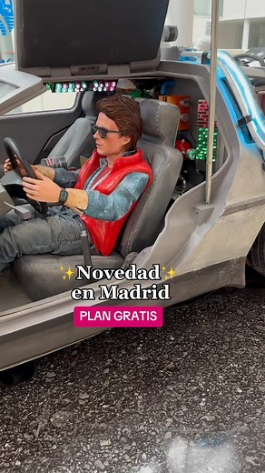 Laura • De ruta por Madrid on Instagram: "Más info ⬇️⬇️⬇️ PLANAZO GRATIS! Hoy os traigo un plan GRATIS que es un viaje directo a nuestra infancia! Y no porque estuviese el Delorian jejej que también 🤭🤭 es una Expo con 2 plantas REPLETAS de cosas de pelis míticas: ET 👉🏻✨, Jurassic Park, JUMANJI, Los Cazafantasmas 👻, La Máscara, Terminator, Alien, Hook, Los Gremlins 🤭🤭🤭 Eso solo en la planta 1! En la planta 2 están las pelis de terror 😉 son súper curiosas y a tamaño REAL (pero no dan mied