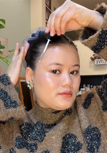 Quick tutorial: how I get my clean sleek bun look with scrunchie ✨ #sleekbun #tutorial #hairstyle #hairdo #fyp ♥️
