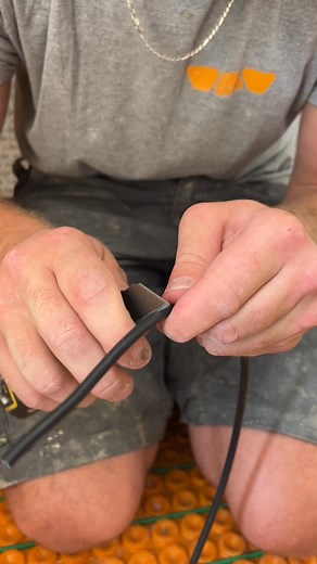 Comment réparer le câble chauffant de notre système DITRA-HEAT ? Une solution et un kit de réparation existent afin d’effectuer la réparation du câble sectionné. Découvrez l’opération en vidéo. Réparation effectuée par Guyot Entreprise. #douche #schluter #schlueter #schlutersystems #schluetersystems #carreleur #carrelage #tiling #tiler #tilingwork #decorationinterieur #décoration #deco #architecte #architecture #architectes #chauffage #renovation #chantier #salledebain #salledebainstyle #archite