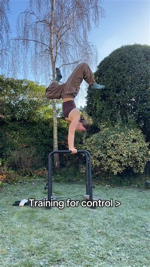 Rachel Bean on Instagram: "Mastering bodyweight #calisthenics #handstands #handstandpractice #calisthenicsmotivation #control"