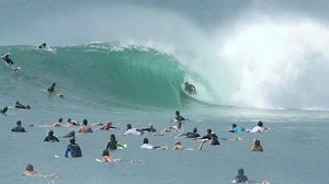We've seen a lot of empties of this Qld wave that was firing last weekend. @cadesharp proves that they didn't all go unridden. 📽 by @andycasssidy @invertedbb #bodyboarding #barrel #crowd #queensland | Riptide Bodyboarding