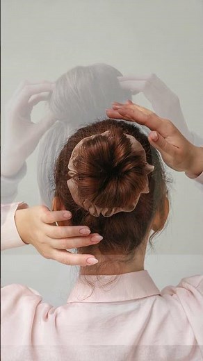 Effortless Messy Low Bun for Medium Hair: The Perfect Go-To Style!