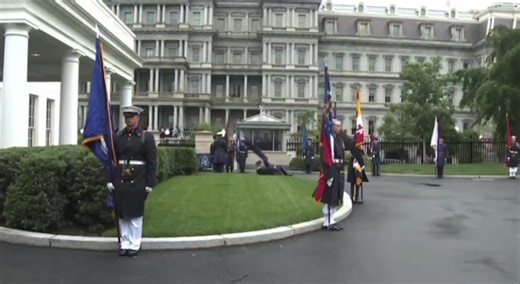 2.8K views · 20 reactions | Il presidente degli Stati Uniti Donald Trump ha accolto il presidente sudafricano Cyril Ramaphosa alla Casa Bianca per un incontro bilaterale. Mentre si aspettava l'arrivo del corteo presidenziale sudafricano, uno dei soldati che tenevano la bandiera ha perso conoscenza | Italia • tra Verità e Politica | Facebook