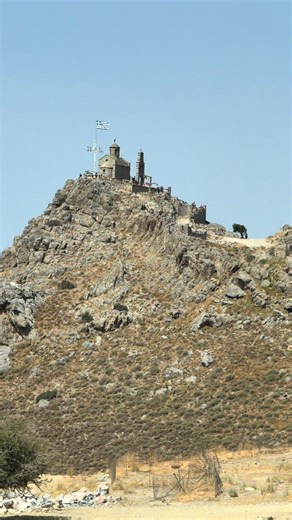 On a hill in Southern Rethymno, overlooking the beaches of Ammoudi, Mikro Ammoudi, and Damnoni, lies the chapel of Saint Paisios. Σε έναν λόφο στο Νότιο Ρέθυμνο, με θέα προς τις παραλίες Αμμουδι, Μικρό Αμμούδι και Δαμνόνι βρίσκεται το εκκλησάκι του Αγίου Παϊσίου. 31.08.2025