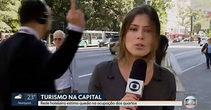 Homem faz gesto obsceno ao vivo e recebe bronca de repórter; veja