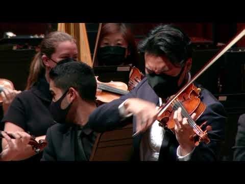 Violinist’s string breaks during performance.
