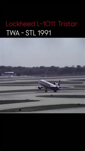 Decolagem impressionante de um Lockheed L-1011 da Trans World Airlines (TWA) no aeroporto de Saint Louis no ano de 1991, com o belíssimo som dos três motores Rolls Royce RB211. . . . Créditos do vídeo: @atthefence111 Via YouTube | Perfil Asas do mundo