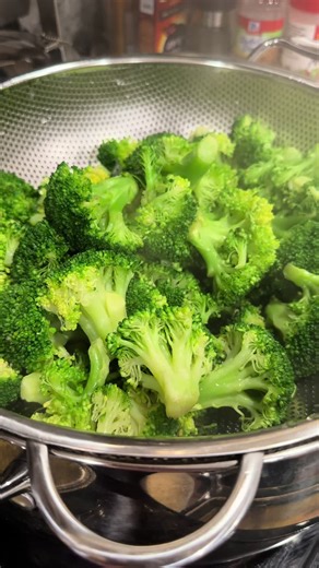 @Shaton Archie, REALTOR®️ Stuffed Chicken Breast, Garlic Broccoli and Chicken Rice for MY MAN! 🤭😊❤️😋🙌🏽