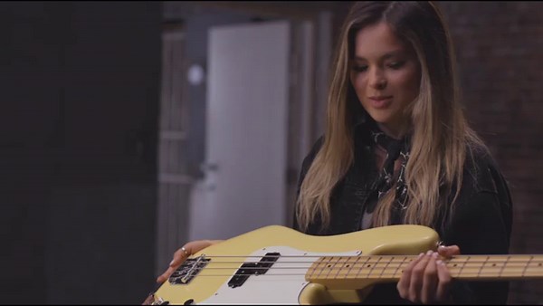 Fender Player Precision Bass, Buttercream, Maple Fingerboard