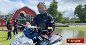 Babae. Height 4'9. Motor = Honda CBR500R. What's your excuse? (Pera not counted). Dito sa next episode ng MLRTW kilalanin natin si Carol Andal. Sarap mag motor. Talaga. | Makina