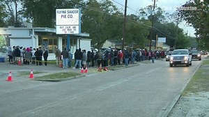 Houston holiday tradition: Long lines form for Flying Saucer Pies
