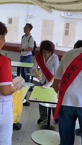 When MP clean hawker centre table, u know election lai liao | Excuse You SG