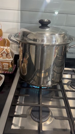 PONCHE NAVIDEÑO. Así preparo el Ponche en mi casa 🏠 Te dejo la receta. Ingredientes: Agua Canela Piloncillo Jamaica Ciruela pasa Pasas Tamarindo Tejocote Guayaba Manzana Pera Yo no le pongo nuez por que soy alérgica y hay personas que le ponen piña pero tampoco le pongo jeje Cuéntame cómo lo preparas tu. #pinchenavideño | LizZy Graph Make up