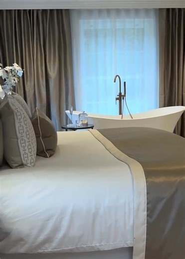 A cosy home spa feel in this master bedroom from @interiorstyleltd 🏠 🛀 #bedroommakeover #bedroomdesign #masterbedroom #mastersuite