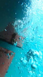 🦠⚓ Scraping Barnacles, Shaping Global Costs 📉 In underwater footage, a diver scrapes dark patches from a ship’s rudder. At first glance, they seem like rust—but as fragments drift away, their true identity is revealed: barnacles. These tiny marine hitchhikers create a massive biological burden. Clearing them isn’t just maintenance—it directly affects fuel bills, freight rates, carbon emissions, and delivery schedules. 🔹 Increased Fuel Consumption – A fouled hull increases drag, sometimes rais