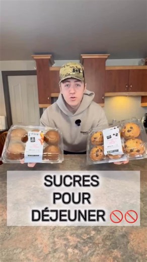 💬 Commente “ÉPICERIE” et je t’envoie ma liste complète celle qui m’a permis de perdre 60 lb en 5 mois. Si t’es un gars occupé pis que t’as pas le temps… voici quoi manger à la place quand tu magasines au Walmart 👇 ✔️ Bacon de dinde facile, rapide, haut en protéines. ✔️ Blancs d’œufs 200 g = ~90 calories / ~20 g de protéines. Parfait si t’as de la misère à manger assez de protéines le matin. ✔️ Oikos Pro ajoute-le à ton déjeuner avec des fruits → 18 g de protéines pour presque pas de calories. 