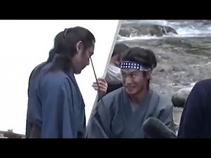 山崎賢人、“キングダム”共演の坂口拓と熱いハグ、緊迫のアクションシーンも 「狂武蔵」メーキング映像が公開