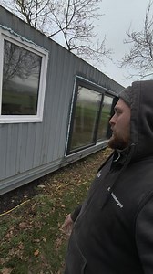 40-Fuß High Cube Überseecontainer als Tiny House – ohne Fundament Genau das ist mein Setup. Ein 40 ft High Cube Überseecontainer, ausgebaut zum Tiny House – und ohne klassisches Betonfundament. Die häufigste Frage dazu: „Wo steht das Teil eigentlich – und wie?“ Antwort: Nicht auf einem gegossenen Fundament, sondern auf Waschbetonplatten, die auf Schotter in Speiß gesetzt und exakt ausnivelliert wurden. Darauf habe ich zusätzlich zwei bis drei Platten gestapelt, um Höhe zu gewinnen – vor allem, d