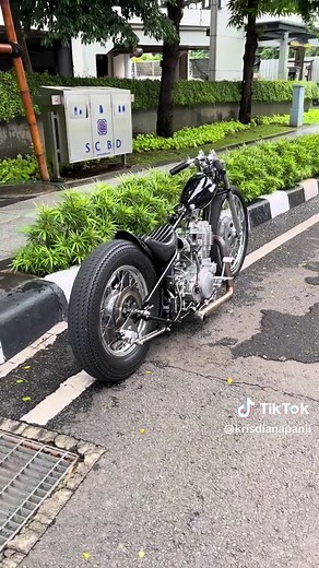 Explore the Yamaha SR400 Chopper Customization